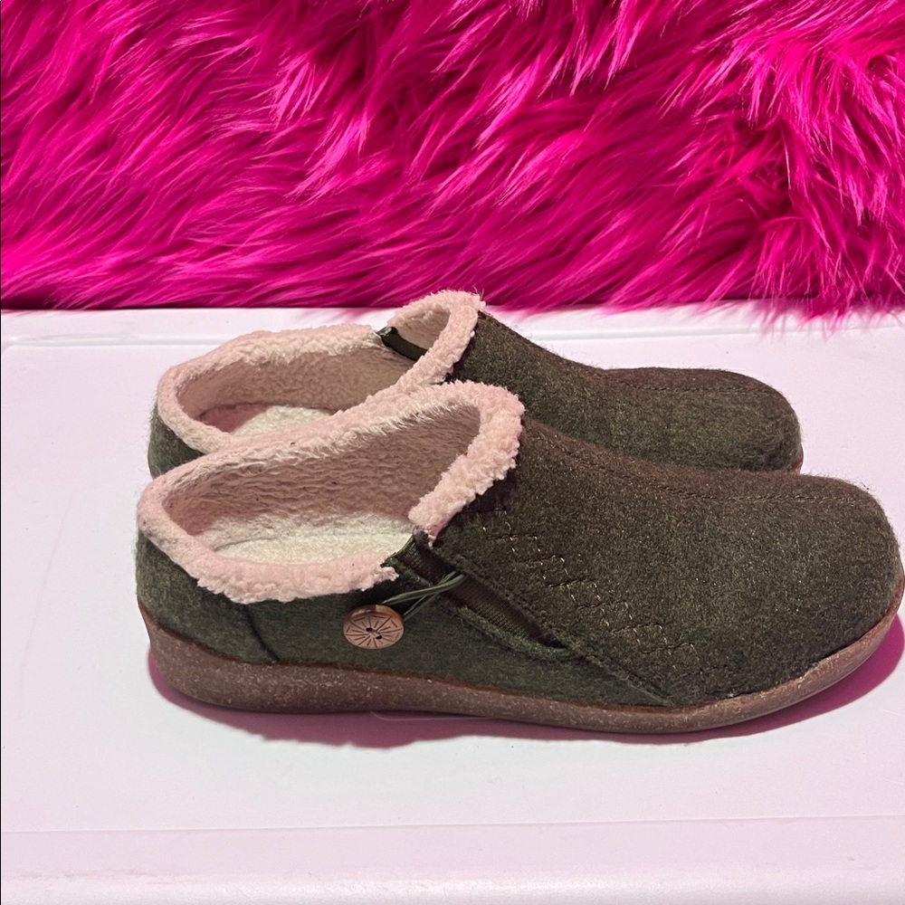 Cozy EARTH ORGINS Green Slip-On Clogs with Cream Trim - Picture 2 of 6